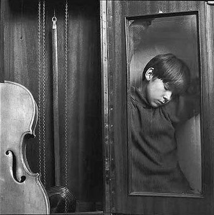 Иллюстрация. Название: "Митька, старые часы и виолончель". Автор: Евгений Максимов. Источник: http://www.photosight.ru/photos/39094/
