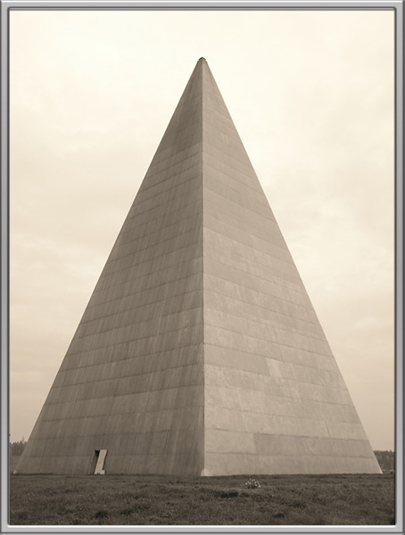 Иллюстрация.  Автор: "fed-agent".  Название: "Пирамида в Подмосковье..".  Источник: http://www.photosight.ru/photos/1722571/