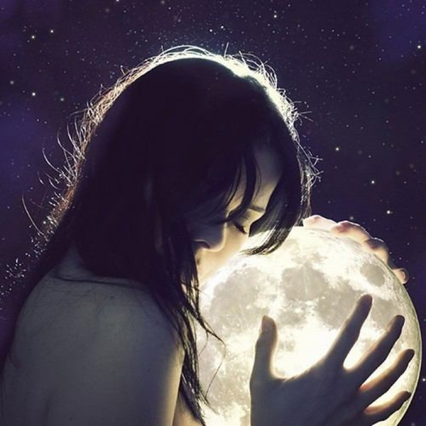 . : «Girl embracing moon». :  . : http://bomz.org/lol/?act=view&id=38792