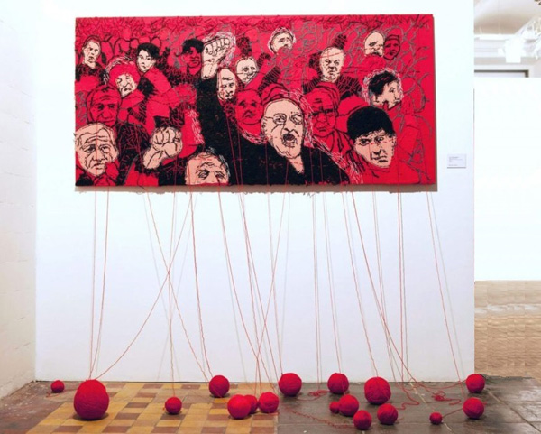 Ахмедгалиева. Инсталляция «Красной нитью». 2008. Вышивка на текстильном полотне.