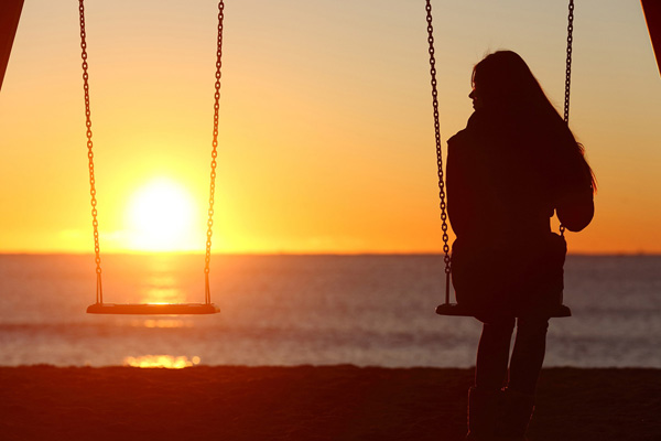 . :  . : «      ». : https://stock.adobe.com/ru/images/Single-woman-alone-swinging-on-the-beach/84692164