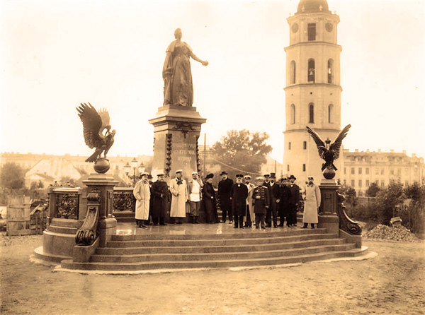 . : . : «.  » (  1904 .). : https://commons.wikimedia.org/wiki/File:Vilnius_Katedros_aik%C5%A1t%C4%97_1904.jpg