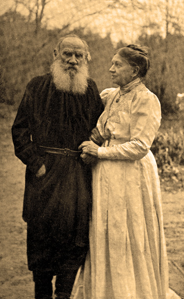 . :  . : «          » (23  1910 .). : https://commons.wikimedia.org/wiki/File:Tolstoy_and_wife_1910.jpg