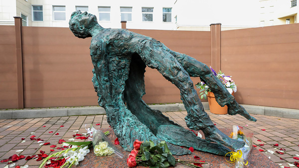 . : «  » («  »). :  . :  . : https://www.gazeta.ru/lifestyle/photo/new-monument-to-yesenin-in-moscow.shtml
