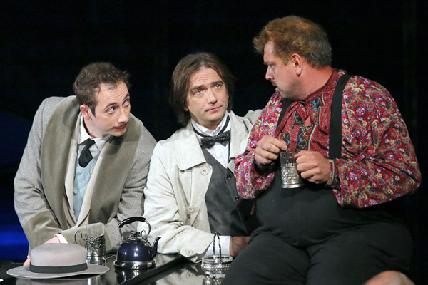 Пётр Красилов (в центре) в спектакле «Подходцев и двое других»