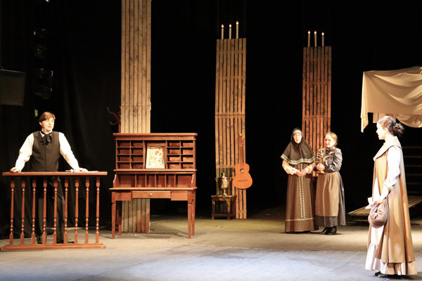 Сцена из спектакля государственного национального театра Удмуртской Республики