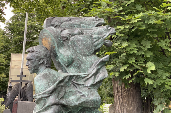 Скульптура на могиле Высоцкого. Ваганьковское кладбище. Фото Анны Кругловой