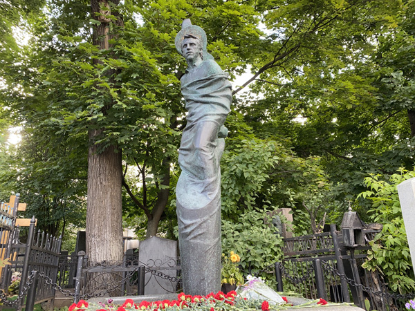 Скульптура на могиле Высоцкого. Ваганьковское кладбище. Фото Анны Кругловой