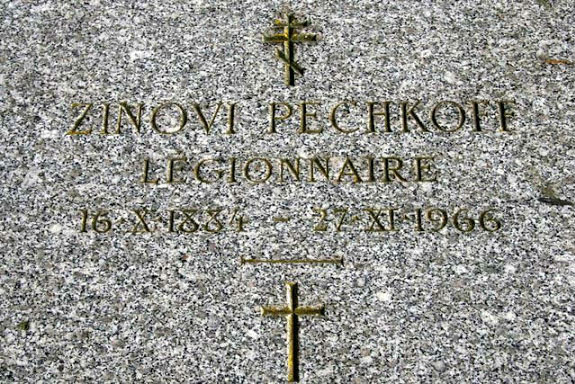 Надгробие на могиле Зиновия Пешкова. Фотография с сайта https://sites.google.com/site/zinovipeshkof/